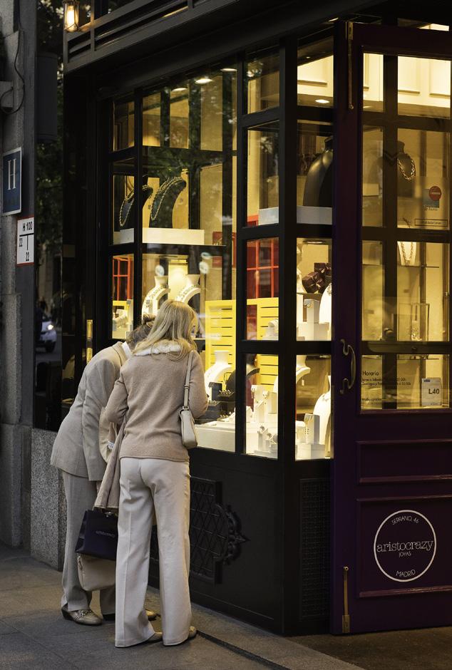 A few minutes' walk away, the Salamanca district is sure to tempt you with its exclusive shopping opportunities: the Golden Mile, near Calle Serrano, is a showcase of luxury.