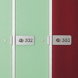 Engraved number plates made of aluminium with flush-mounted special screw fittings and a smooth external hinge cover plate The doors are made of 8 mm toughened safety