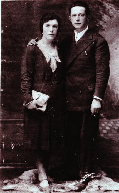 Hana Stopar, po domače Pintarjeva, avgusta 1971 Gabrijelova zakonca Gabrijelova zakonca Jožefa Mljač, po domače Bcljeva (1906 2005) iz Prelož, in njen mož Jože Mljač, po domače Gabrijelov (1902