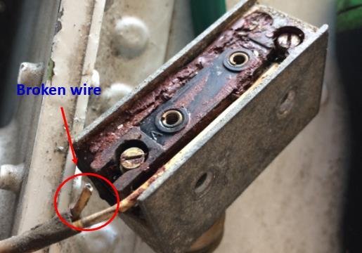 Figure 7: Broken Wire on the up-lock switch of the right landing gear Figure 8: Broken Handle of the Emergency gear