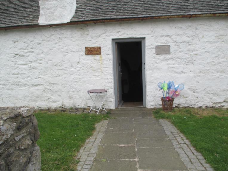 2 Entrance Area Access to the Old Grammar School is along a paved path and through a