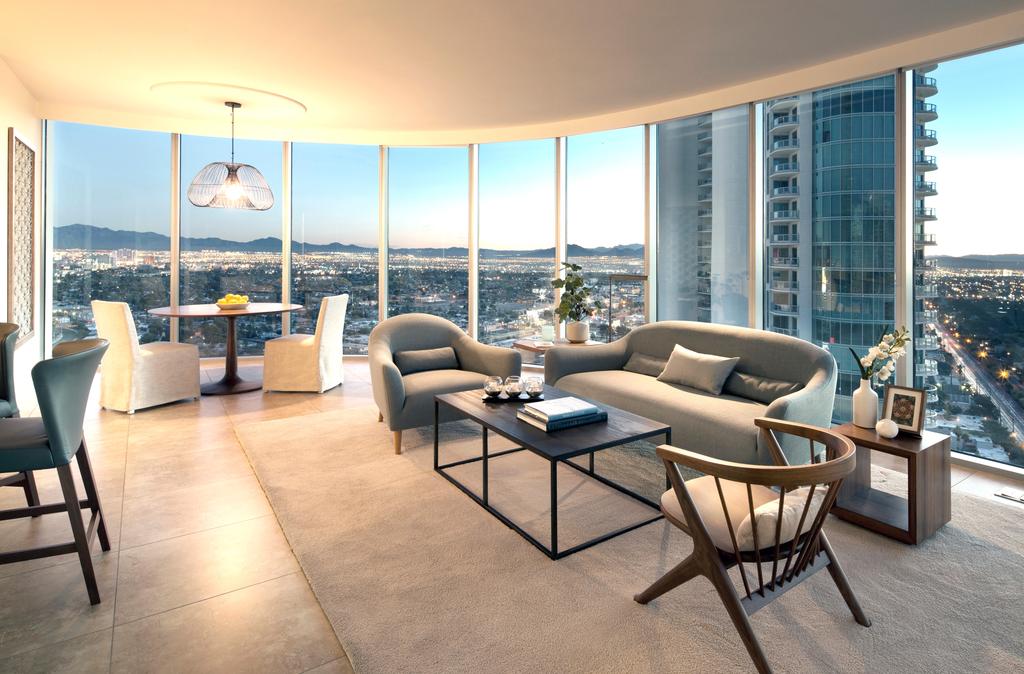 PA N O R A M I C V I E W S Perched above the city, the residences at Turnberry Towers