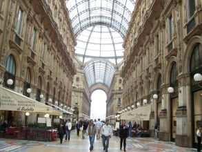 Just nearby the cathedral lies galleria Vittorio Emanuele 2, which is a roofed pedestrian gallery with shops, restaurant and pavement cafés.