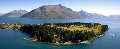 Golf options in Queenstown Queenstown Golf Club Also regarded as one of the most picturesque golf courses in the world, Queenstown Golf Club offers at 18 hole golf course nestled in the amphitheatre