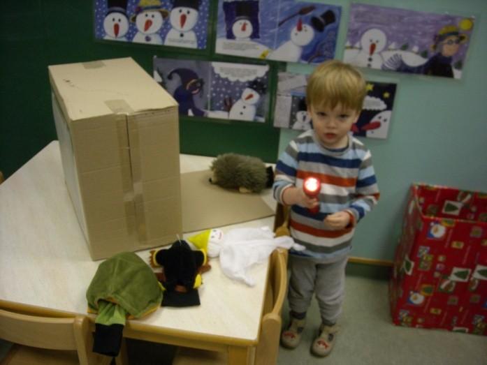 Pri dejavnostih iskanja predmetov v pokriti škatli s svetilko, otroci niso imeli nobenih težav in igra jim je bila