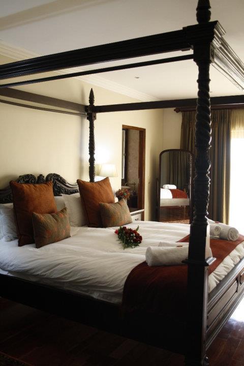 ACCOMMODATION Afrique Boutique Hotel Ruimsig harnesses Four Executive, Four deluxe and Seven Standard Suites which all come fully equipped with: En-suite bathrooms 24-Hour Room service Under