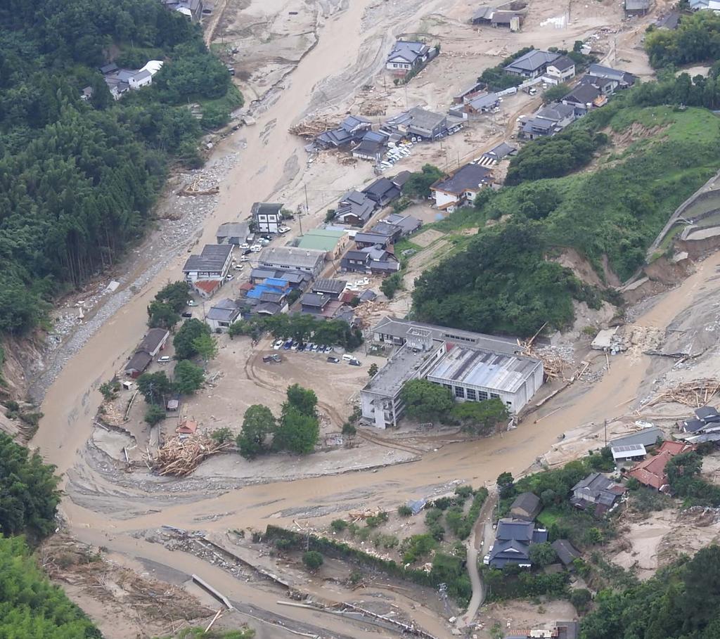 In the present case, however, several rivers managed by Fukuoka Prefecture were badly choked with debris, especially driftwood present in masses sufficiently large to overtax local resources.
