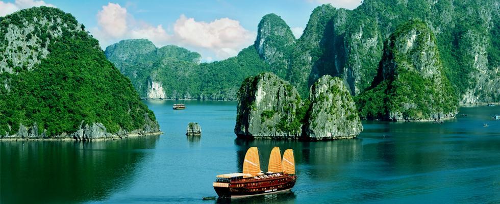Continue boat trip to enjoy sceneries on Ha Long bay.