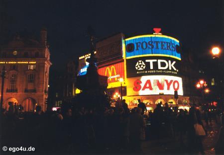 Piccadilly Circus Piccadilly Circus is the centre of London s nightlife. Its neon lights are famous all over the world.