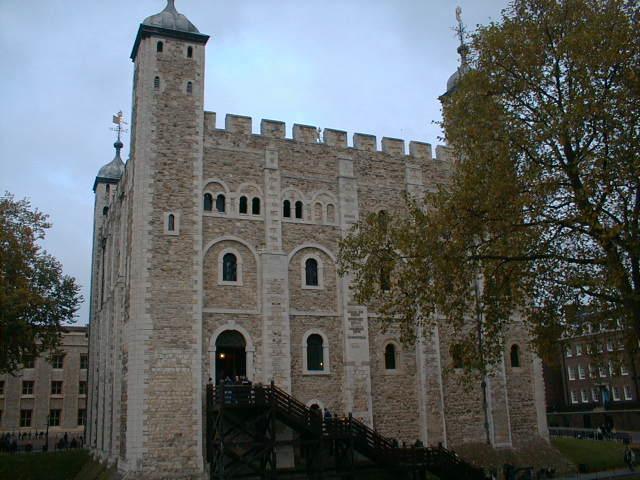 In 1078, William the Conqueror built the first part of the Tower, the White Tower, as a fortress.