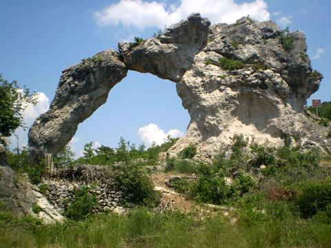 Osim kamenoloma, otok raspolaže i brojnim špiljama od kojih je najpoznatija Zmajeva špilja čiji su reljefi spomenik samostanskog života popova glagoljaša u XV.