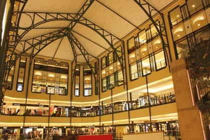 Its North Block kept the old Shikumen architecture style, forming a contrast to the modern South Block. The South Block is the shopping, entertainment and leisure complex, covering 25,000 sq m (6.
