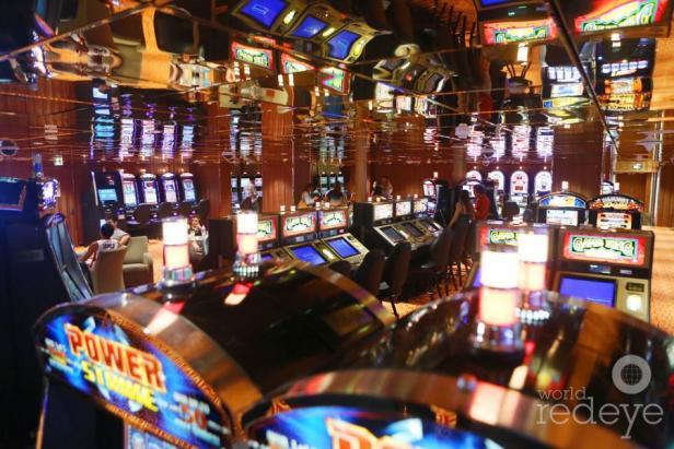capacity of 40 live table games and 250 slot machines 10 restaurants and bars SuperFast cruise