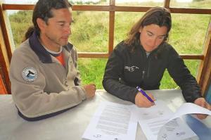 Cooperation for Conservation Cultivating Networks Mariano Sironi, chief scientist of Instituto de Conservacion de Ballenas of Argentina and Barbara Galletti, from Centro de Conservacion Cetacea of
