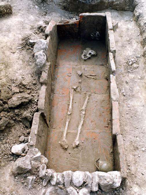 15 римских гробова, четири слободно укопана гроба без могућности датовања и један камени саркофаг.