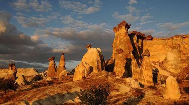 Rose Valley Sunset Hiking Tour If you wish to hike in the most beautiful valley in Cappadocia and admire the sun setting against the red rocks of Rose valley, then this is a tour you should not miss.