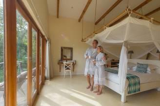 The front sliding doors open onto the deck elevated above the ground giving optimal views. PUMULANI Day 10-12 Lake Malawi is the world s most ecologically diverse lake.