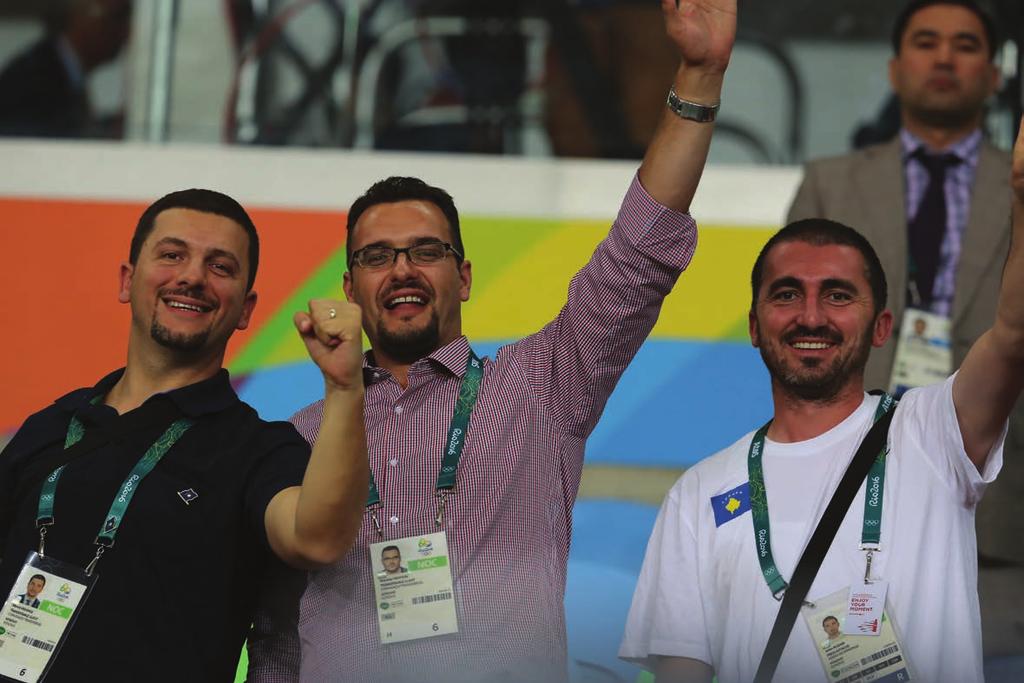 Ish-ministri për Kulturë, Rini e Sport, Memli Krasniqi, njëherit nënkryetar i parë i KOK-ut, Shasivar Haxhijaj, sekretar i përgjithshëm i KOK-ut dhe Jeton Rudari menaxher për projekte, duke iu gëzuar