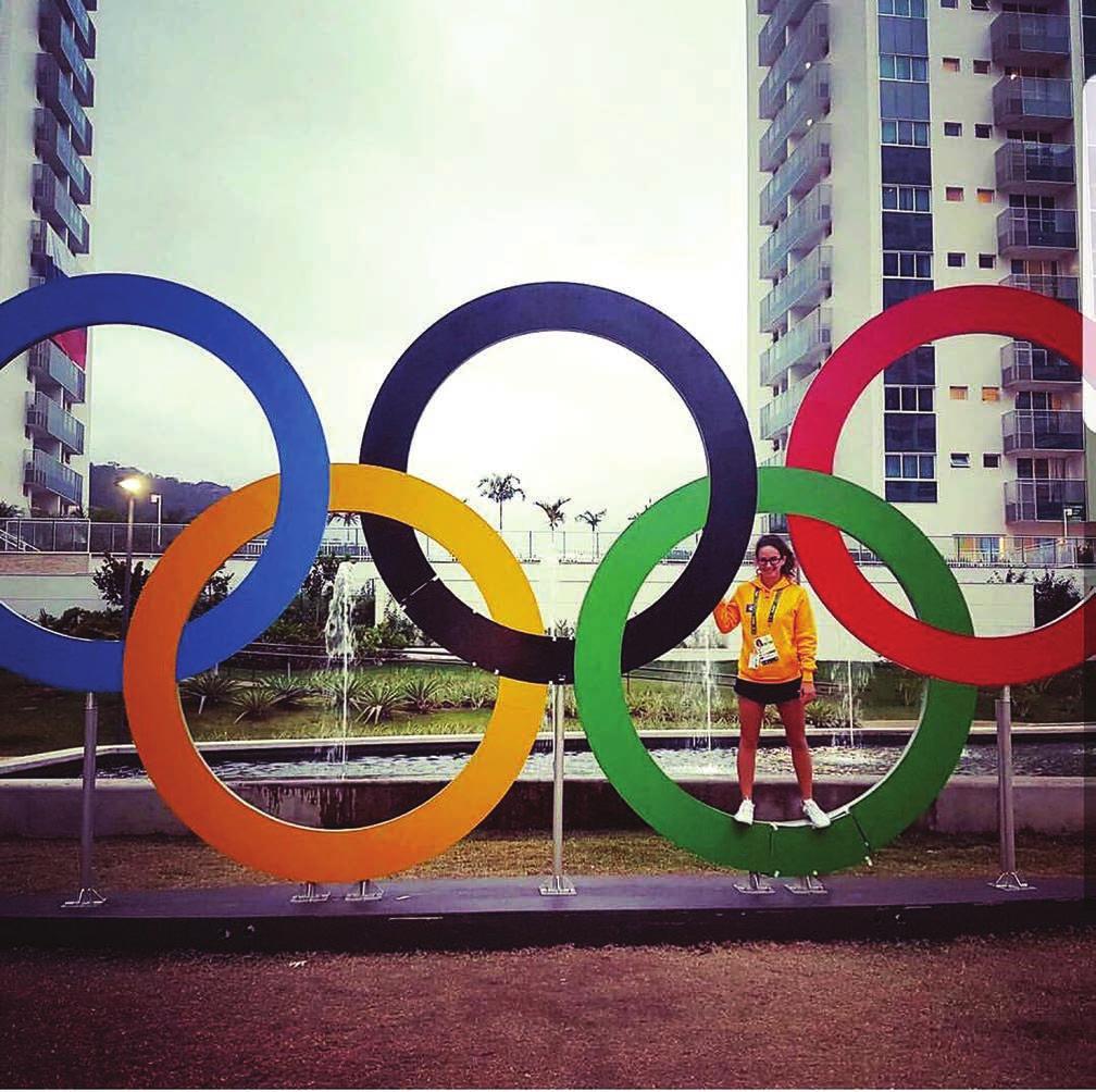 Rita Zeqiri para rrathëve olimpikë brenda fshatit olimpik në Rio.