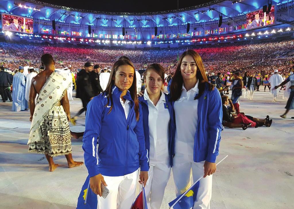 Tri xhudistet tona: Majlinda Kelmendi, Nora Gjakova dhe Distria Krasniqi gjatë ceremonisë hapëse të LO.