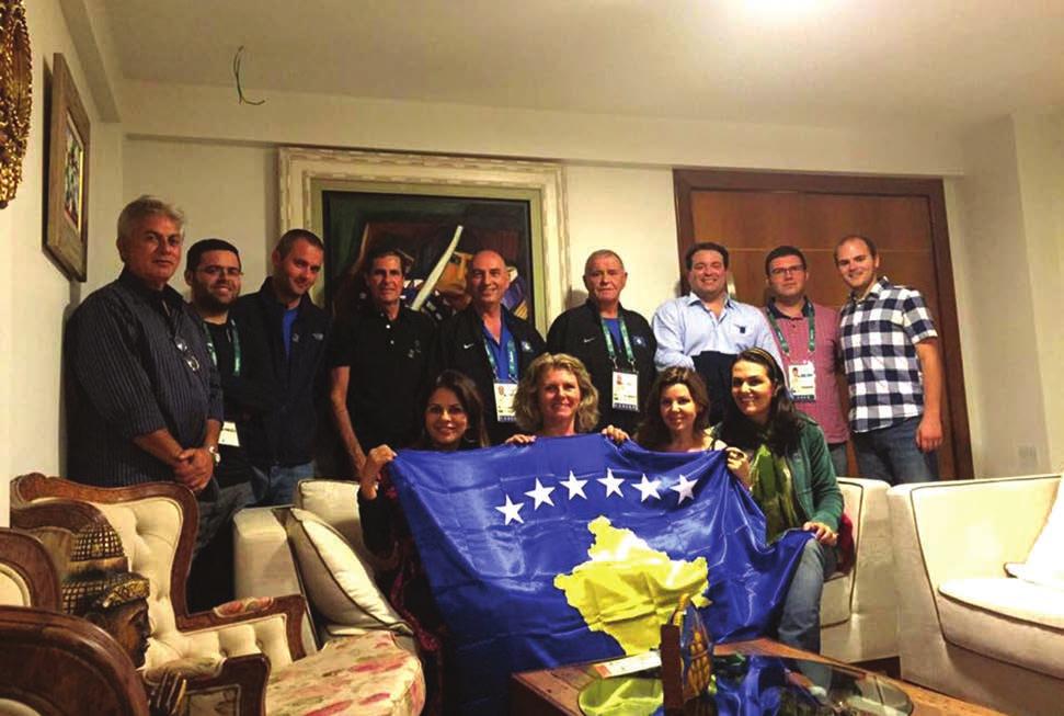 Mikpritësit lokalë pozojnë me flamurin e Kosovës dhe një pjesë të delegacionit të Kosovës