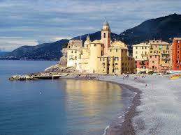 In the same area of the famous Cinque Terre, with the same environment, Camogli is a jewel of architecture, a large hamlet with a promenade along the beach, where no cars are allowed.