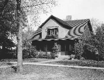 According to long-time neighborhood resident Lloyd Ebert, this was one of several houses on Linden Hills Boulevard that had an apple orchard.