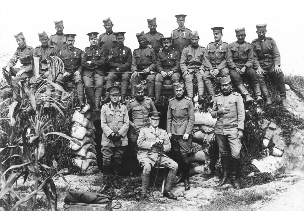 Српски артиљеријски поднаредници, каплар и редови, британски наредник, каплар и редови краљевске маринске артиљерије послуга батерије бр.