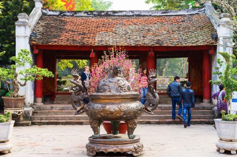 The temple was established in 1070 in dedication to Confucius, sages and scholars and is featured on the back of the 100,000
