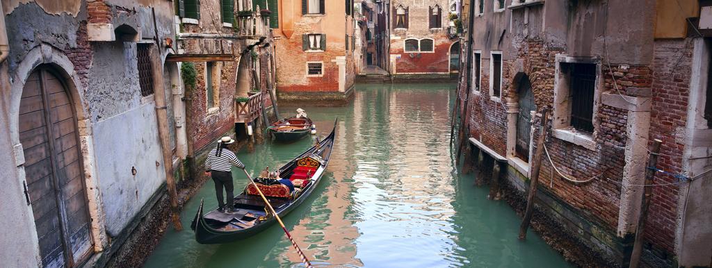 18 DAY BUCKET LIST TOUR THE ITINERARY Day 1 Australia Venice, Italy Today depart from either Sydney, Melbourne, Brisbane, Adelaide or Perth for Venice, Italy.