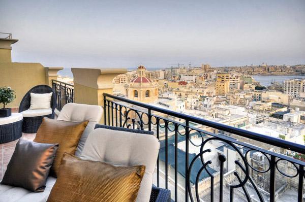Located in Malta's central city of Sliema, from its rooftop The Palace enjoys scenic views of the Mediterranean Harbour and Malta's Capital city Valletta.
