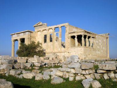 Copyright by GPSmyCity.com - Page 7 - G) Erechtheum (must see) This temple that forms part of the Acropolis is one of the finest examples of Ionic architecture.