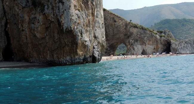 We might enter the Grotta Azzurra and perhaps another sea grotto. Towards the end of the afternoon we go ashore in one of the most beautiful beaches of the Cilento, the Spiaggia del Buondormire.