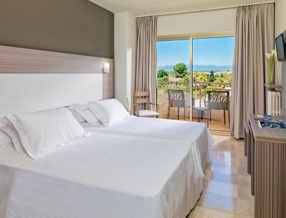 Rooms Rooms at the H10 Cambrils Playa are equipped with all the amenities: Furnished balcony or terrace Flat-screen TV with