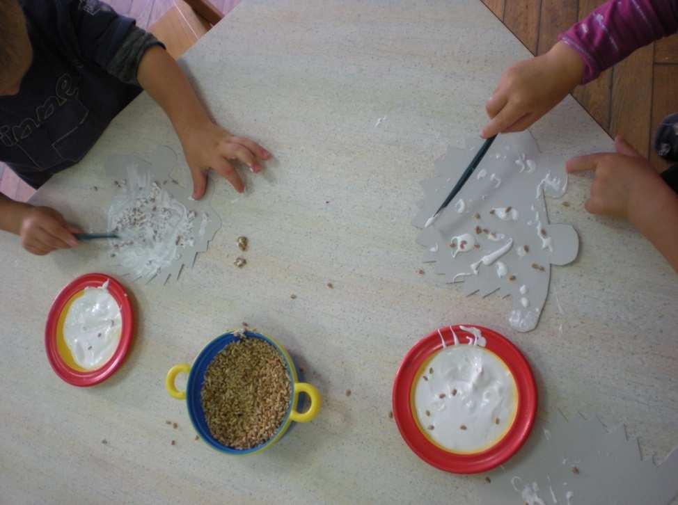 Sledila je še izdelava ježkov iz pšeničnih zrn. Otroci so se pri dejavnosti srečali z lepilom Mekol in tehniko lepljenja.