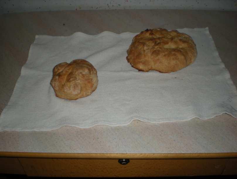 Vse koščke smo združili in oblikovali dva hlebčka kruha, ki smo ju nato spekli v pečici in jih kasneje tudi poizkusili.