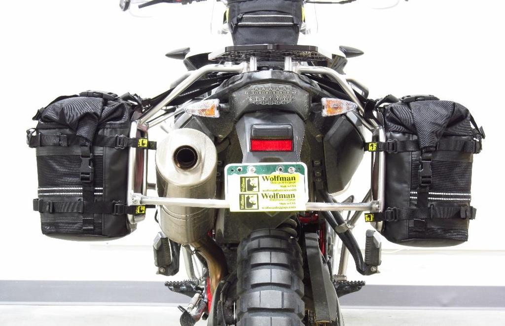 ATTACHING ROCKY MOUNTAIN SADDLE BAGS TO VIRTUALLY ANY MOTORCYCLE SIDE RACK 1- Press the cam buckles on the upper and lower mounting patches and loosen the 1 Side mounting straps. FIG.