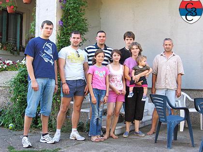 Активности 06.07.2009 Посетили смо вишечлану породицу Милетић која живи у близини Новог Пазара. 1999. године су напустили Лепосавић са Косова и Метохије и тренутно живе као подстанари.