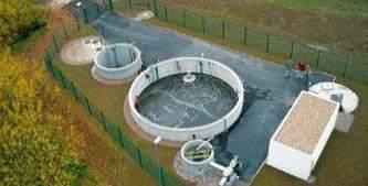 Pri tome je otpadna voda u stalnom gibanju, što omogućuje održavanje raspršene biomase u lebdećem stanju. Nakon faze sedimentacije, pročišćena voda se pomoću pumpi prepumpava u odvod.