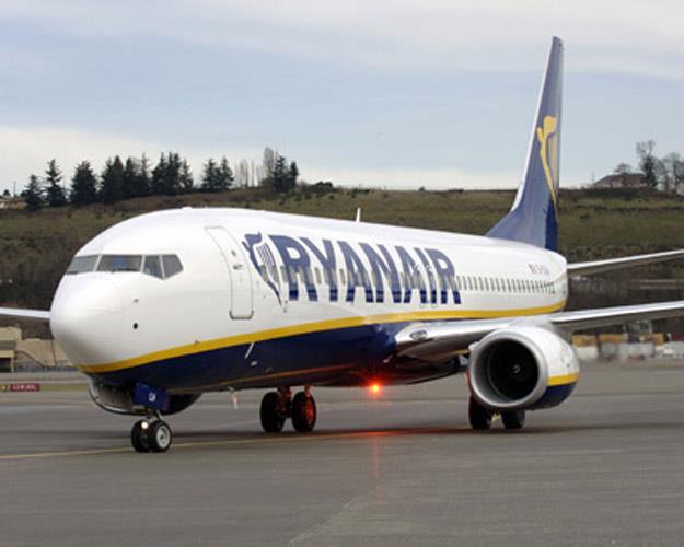 Ryanair 737-800 (September, 2005) B-737 made three un-stabilized approaches, in thunder storms, to separate Italian