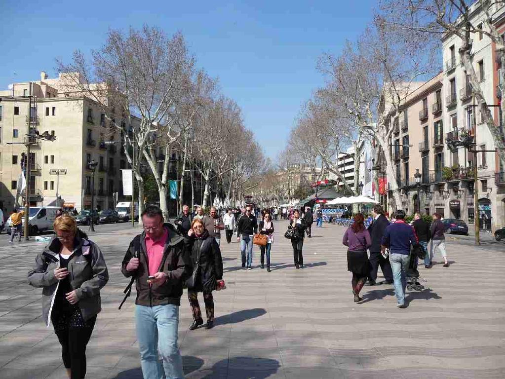 Street life at La Rambla Here we need some food. Anne Berit is in top shape.