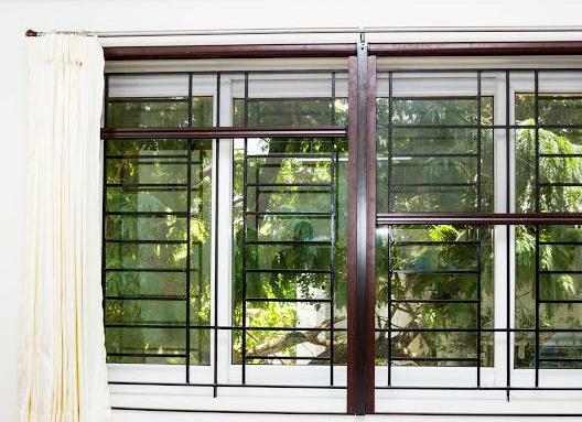 ROLLER - SHUTTER SYSTEM Spring loaded vertical screen for windows, sun slits, narrow kitchen windows. Retrieves 100% natural light and fresh air. Washable and easy to maintain.