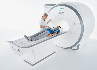 Slika 2.17. MRI skener [33] Uređaji računalne tomografije (CT uređaji) su složeni sustavi temeljeni na rendgenskim uređajima i računalnoj opremi.