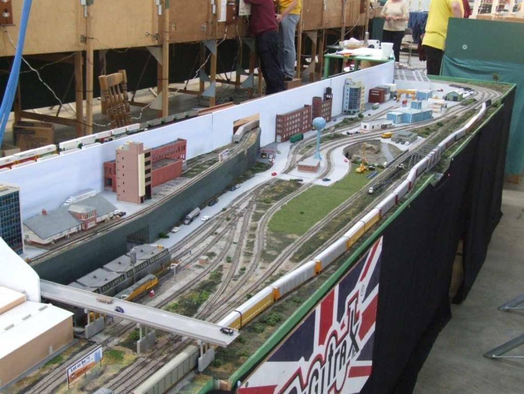 EAST RIVER YARD Yorkshire Area Group of the N Gauge Society LAYOUT THEME: Double track mainline through a freight yard set in the western suburbs of Chicago SCALE: N Scale US outline [1:160] 21 x 4