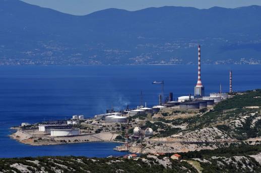 5.2. Rafinerije u Republici Hrvatskoj U sklopu energetski najintenzivnijeg podsektora Energetske transformacije nalaze se i
