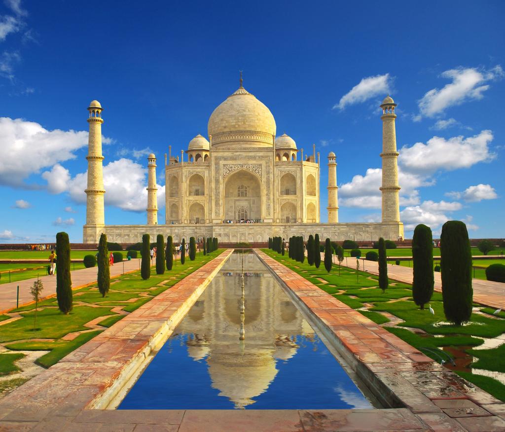 A symphony in white marble, a tribute to eternal love, it was built by the Emperor Shah Jahan in memory of his wife Mumtaz Mahal. Following the Taj visit, we return to the hotel.