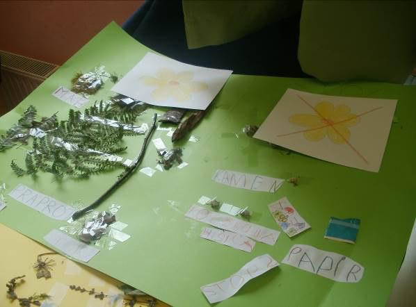 Otroci so z veseljem izdelovali in lepili materiale na plakat.
