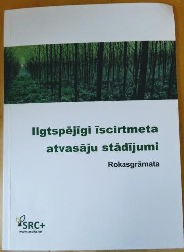 Слика 11 и 12: Презентација на локалните саеми за шумарство Прирачникот беше преведен и дистрибуиран на обуките, дистрибуиран во локалните библиотеки, а поголем број примероци се достапни и на