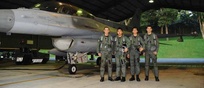 06 AVIATOR / SYFC newsletter / AUGUST 11 F-16 Jun Hao Familiarisation Flight We are indeed very fortunate to have the opportunity to go on