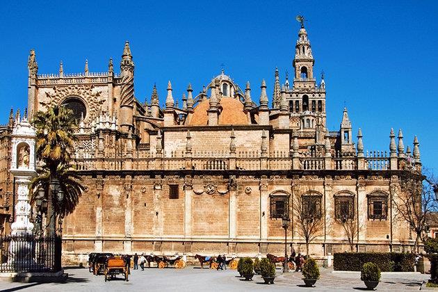 The places we visited there were: Catedral de Sevilla - Seville Cathedral is the largest Gothic cathedral in Christendom, unmatched in